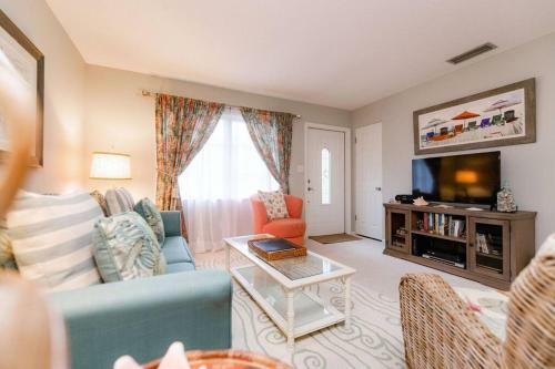 Boutique Chic Villa. Steps From Pool, Pier, & Beach. Find Your Vacation Here.