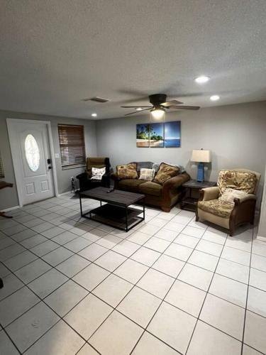 Cute Home 10 Mins To Multiple Beaches & Game Room