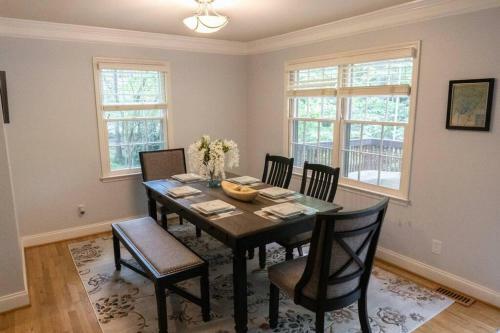 Entire Home, Waterfront Lake Lanier - Kayaks, Dock