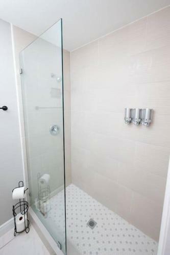 Upscale Modern Apartment