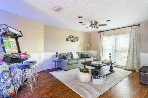 Quiet Oasis In Ideal Location-private Pool &arcade
