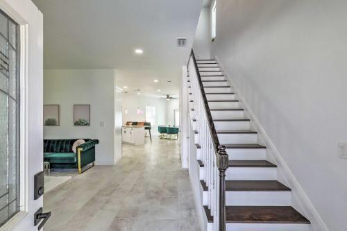 Chic And Bright Tampa Home About 5 Mi To Downtown!
