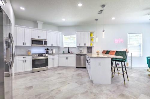 Chic And Bright Tampa Home About 5 Mi To Downtown!