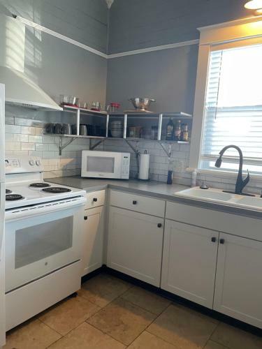 Hostal 150 Year Old Restored Lincolnville Cottage