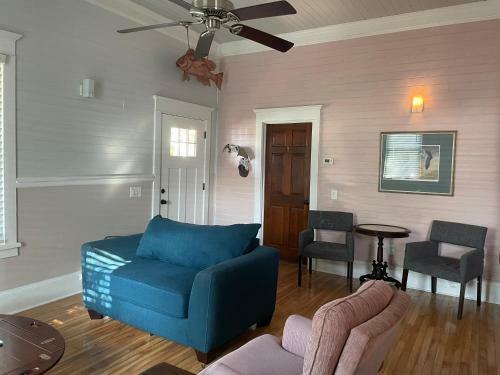 Hostal 150 Year Old Restored Lincolnville Cottage