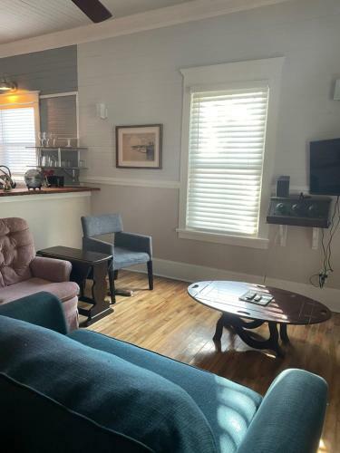 Hostal 150 Year Old Restored Lincolnville Cottage