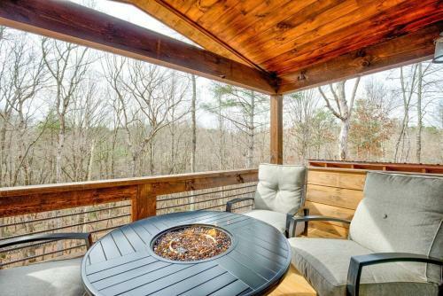 New/luxurious Cabin W/ Hot Tub, Arcade, Fire Pit