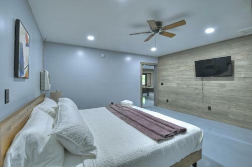 *creek Front* With Hottub, Fire Pits, Billiards, Ev Charger