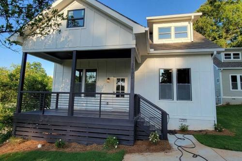 Spacious New Home Mins From The Airport, And Atl!!