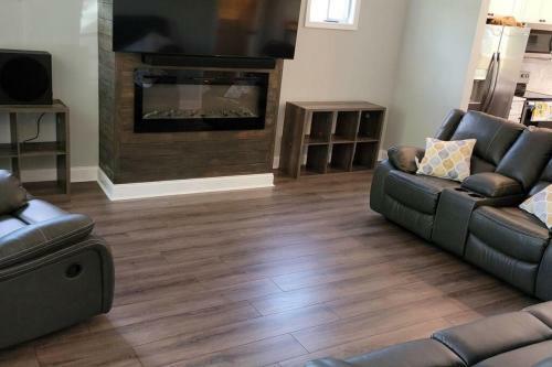 Spacious New Home Mins From The Airport, And Atl!!