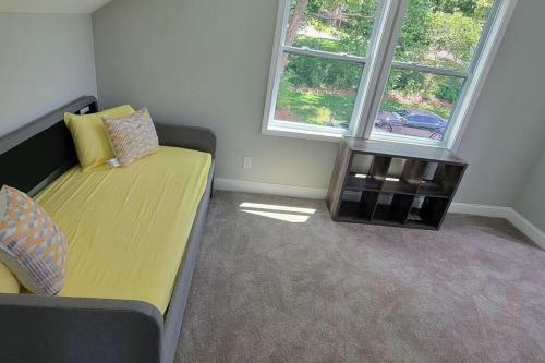 Spacious New Home Mins From The Airport, And Atl!!