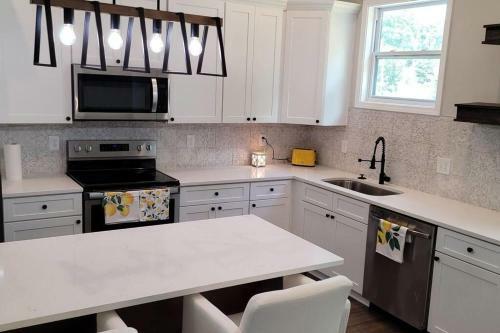 Spacious New Home Mins From The Airport, And Atl!!