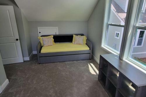 Spacious New Home Mins From The Airport, And Atl!!