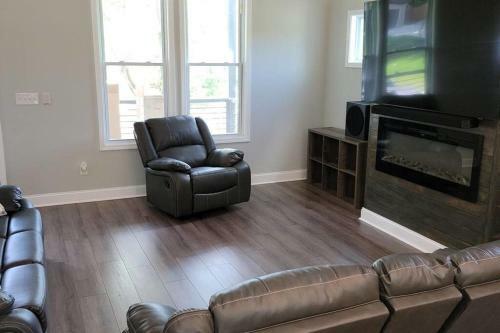 Spacious New Home Mins From The Airport, And Atl!!