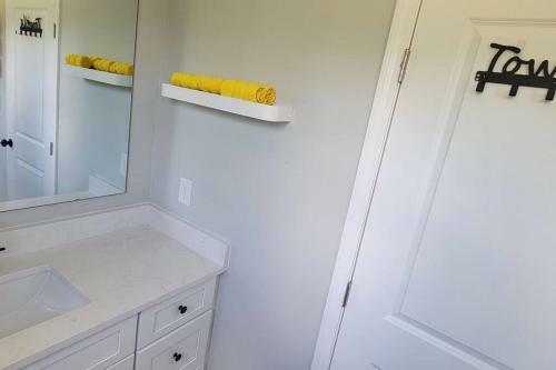 Spacious New Home Mins From The Airport, And Atl!!
