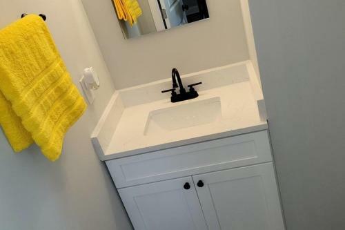 Spacious New Home Mins From The Airport, And Atl!!