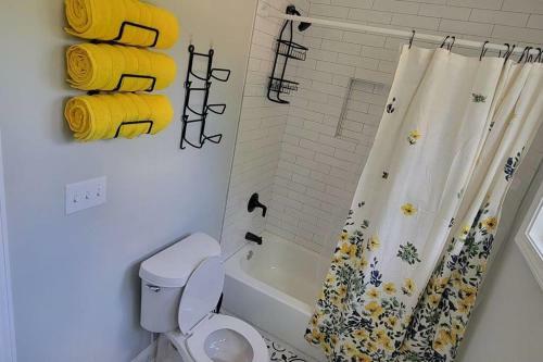 Spacious New Home Mins From The Airport, And Atl!!