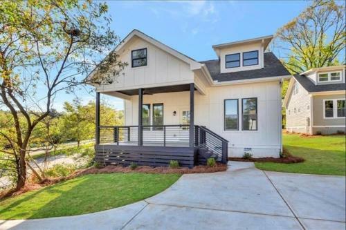 Spacious New Home Mins From The Airport, And Atl!!
