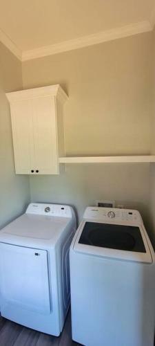 Spacious New Home Mins From The Airport, And Atl!!