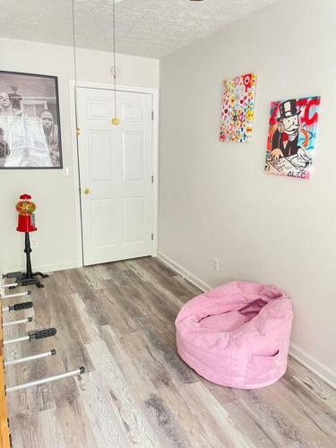 Paradise In Atl With Exciting Fun Room!