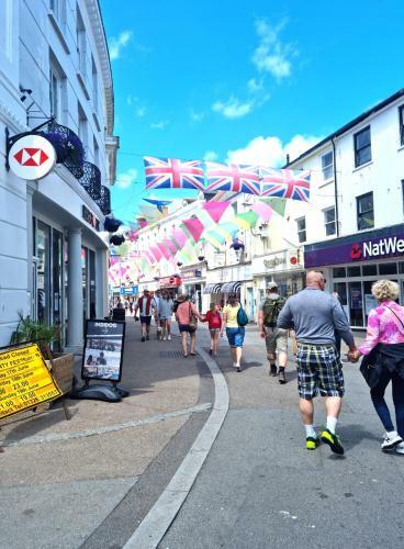 Newly Refurbished Falmouth Town Centre Apartment