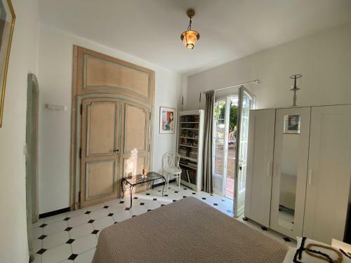 Hostal Villa Les Palmiers