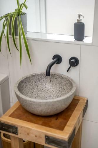 Spacious & Stylish Stonehous
