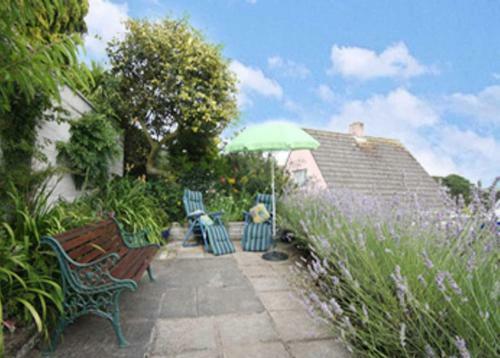 Spacious Detached House With Parking & Views