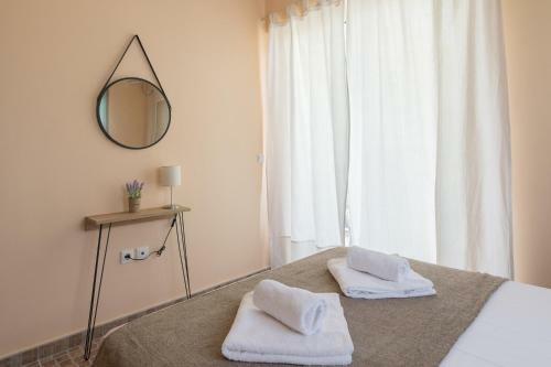Bright And Spacious Apartment In Varkiza