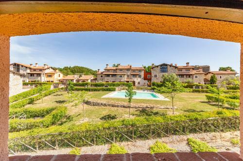 Apartamento Bright Apt With Terrace And Shared Pool