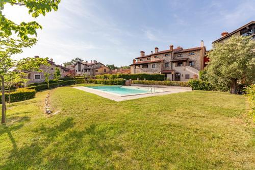 Apartamento Bright Apt With Terrace And Shared Pool