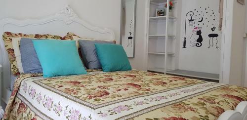 Elegant And Cozy Classic Room