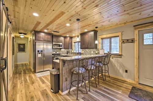 Apartamento Rustic Condo Fireplace, 2 Mi To State Park!