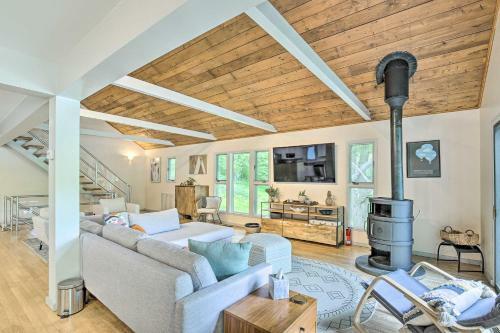 Hudson Valley Home With Lake Views And Kayaks