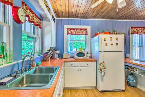 Lake Lure Cottage With Entertainment Backyard!