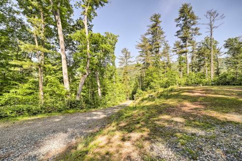 Darling 30-acre Cabin With Fire Pit And Balcony!