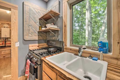 Darling 30-acre Cabin With Fire Pit And Balcony!