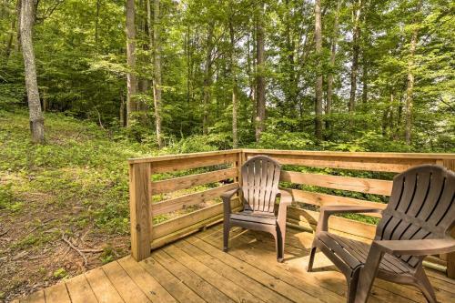Darling 30-acre Cabin With Fire Pit And Balcony!