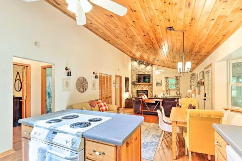 Quaint Murphy Cabin With Fire Pit And Forest View