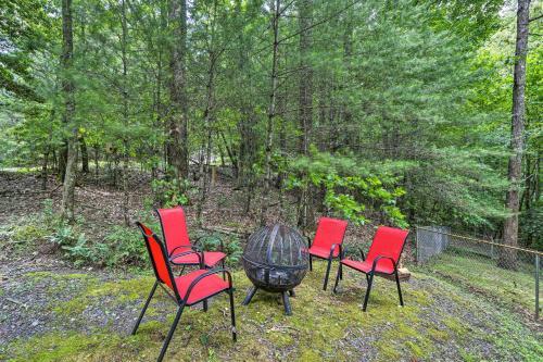 Quaint Murphy Cabin With Fire Pit And Forest View