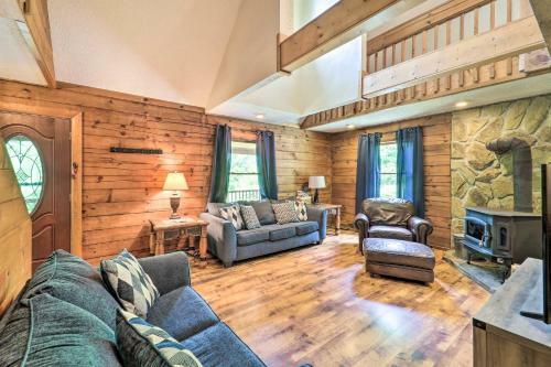 Cozy Newland Cabin With Deck, Fire Pit And Grill!