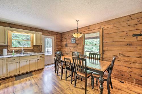 Cozy Newland Cabin With Deck, Fire Pit And Grill!