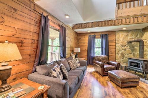 Cozy Newland Cabin With Deck, Fire Pit And Grill!
