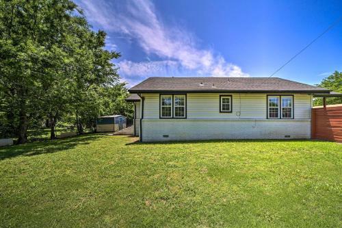 Evolve Airy Central Getaway With Porch And Backyard!