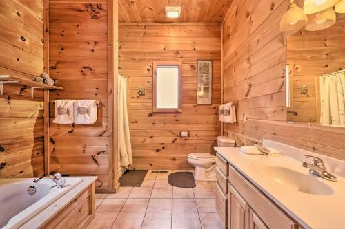 Sunny Cabin With Game Room In Shagbark Resort!