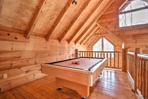 Sunny Cabin With Game Room In Shagbark Resort!
