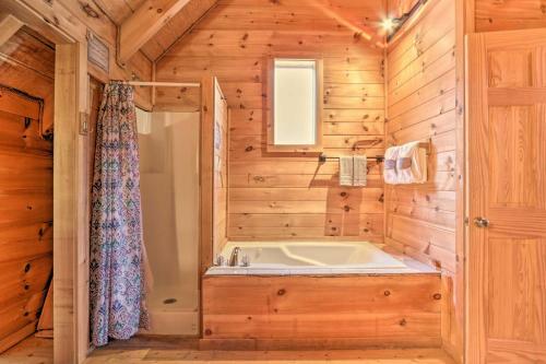 Sunny Cabin With Game Room In Shagbark Resort!