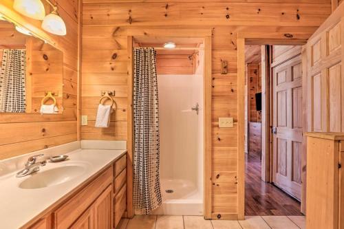 Sunny Cabin With Game Room In Shagbark Resort!