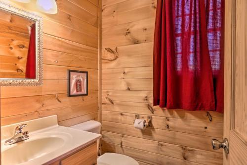 Sunny Cabin With Game Room In Shagbark Resort!