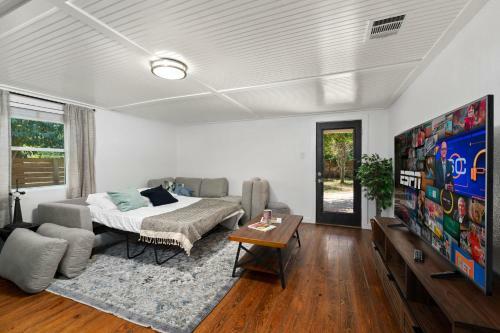 Entire House, 5 Minutes From Downtown